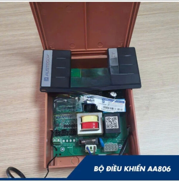 hop-đieu-khien-cua-cuon-806-saoviet-02