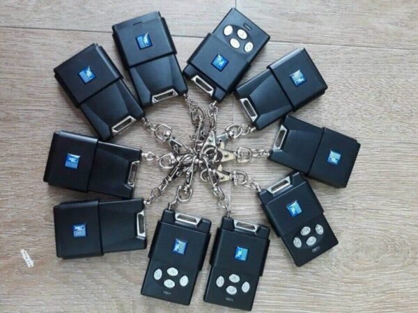 tay-dieu-khien-remote-cua-cuon-austdoor