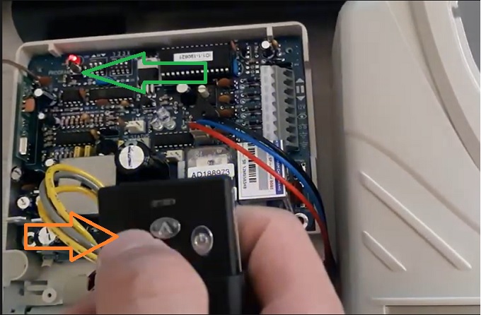 Cách cài đặt remote cửa cuốn Austdoor đơn giản ai cũng làm được