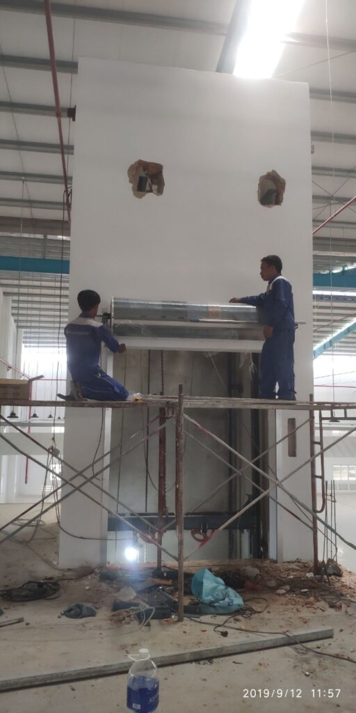 Lắp đặt cửa cuốn cho thang máy 01