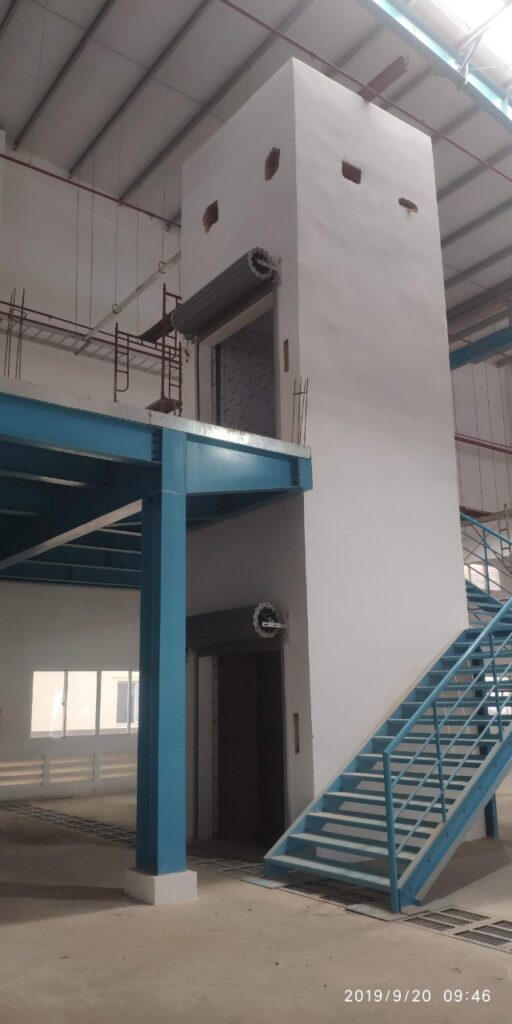 Lắp đặt cửa cuốn cho thang máy 02