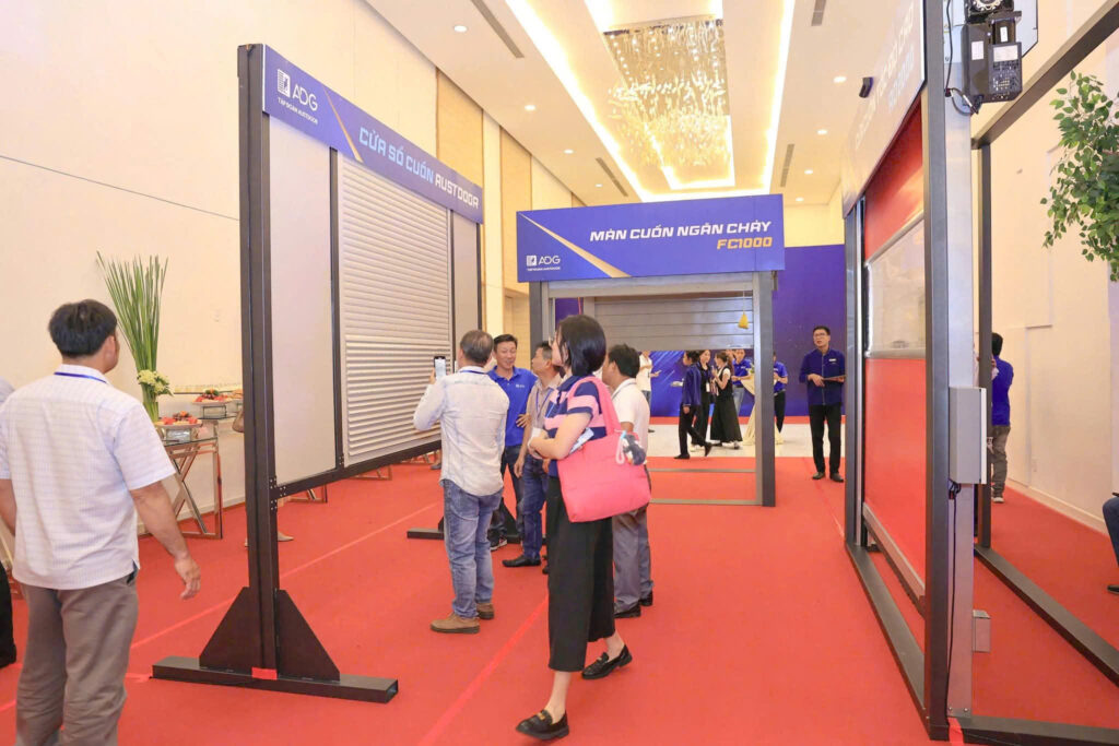 Cửa sổ cuốn 3 chức năng tự động: Cửa cuốn, rẻm che nắng cửa lưới chống muỗi 