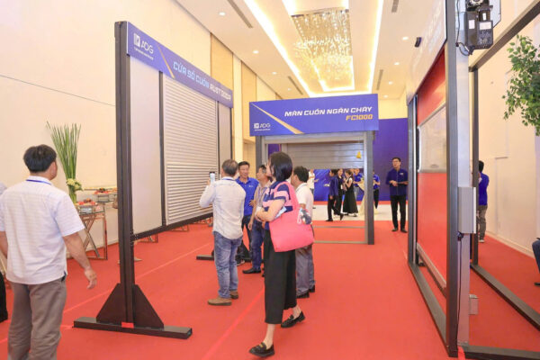 Cửa sổ cuốn 3 chức năng tự động: Cửa cuốn, rẻm che nắng cửa lưới chống muỗi