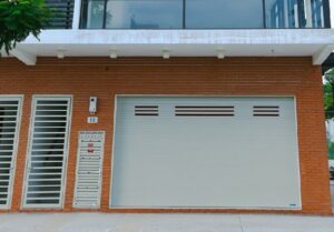 Mẫu cửa cuốn Austdoo xuyên sáng đẹp